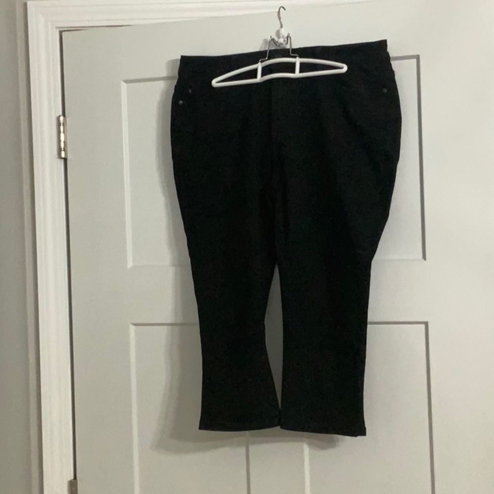 Judy Blue Black Capris - Eguc